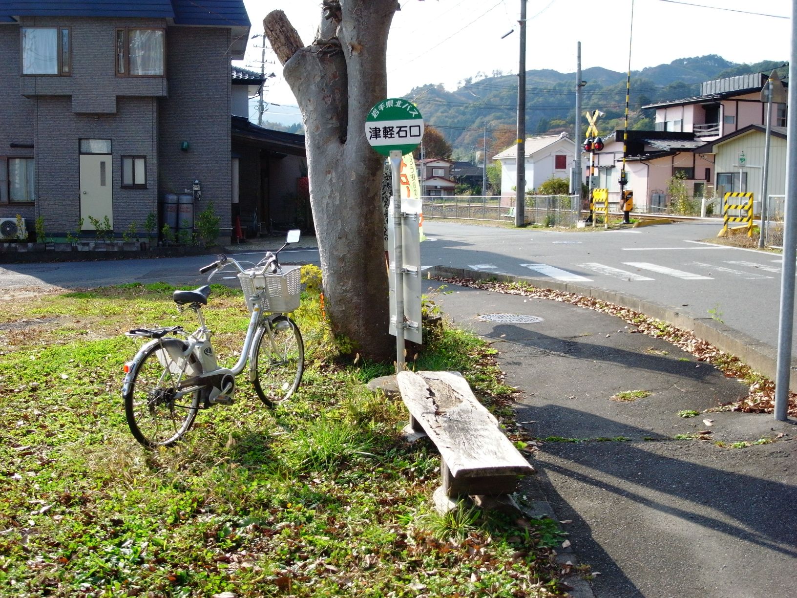 【画像】県北バス「津軽石口」停留所（後方はさんてつの踏切）