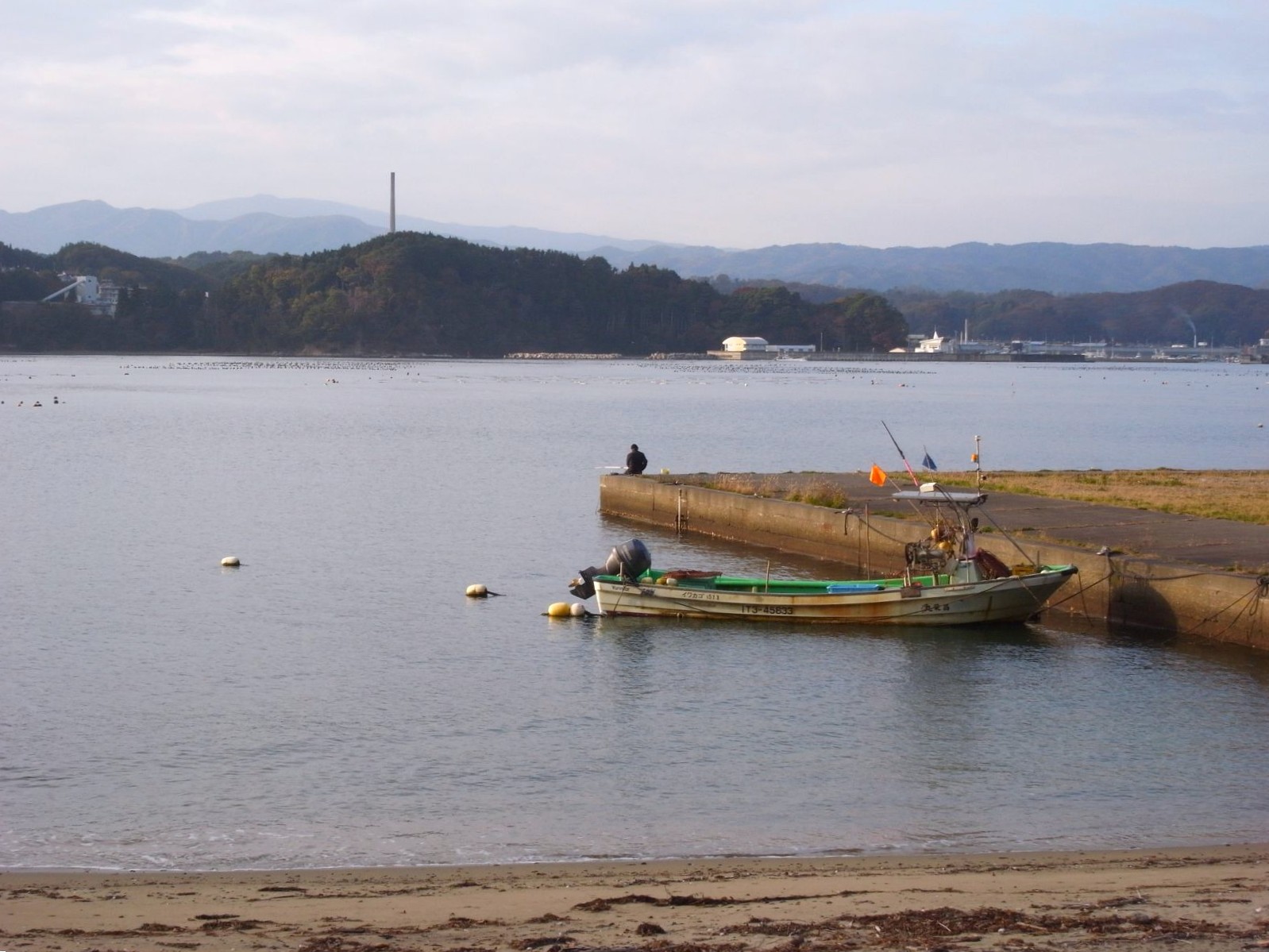 【画像】白浜漁港にて。釣り人と「ラサの大煙突」
