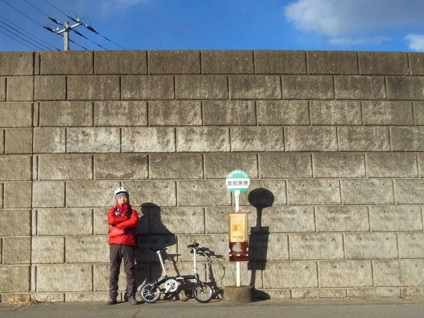 【画像】音部漁港バス停にて・愛機"Dove PLUS"と