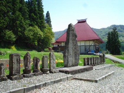融通念仏供養塔・後方は神宮寺